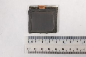 Das künstliche Blatt erzeugt mithilfe von Sonnenlicht Wasserstoff und baut gleichzeitig giftiges Hydrazin im Wasser ab. © NTU Singapore.