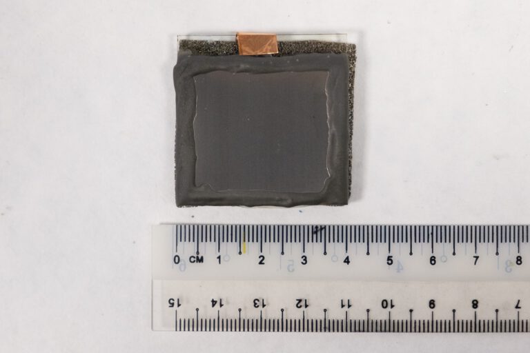 Das künstliche Blatt erzeugt mithilfe von Sonnenlicht Wasserstoff und baut gleichzeitig giftiges Hydrazin im Wasser ab. © NTU Singapore.