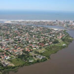 Die Mündung der Tramandaí-Lagune liegt zwischen Imbé und Tramandaí im brasilianischen Bundesstaat Rio Grande do Sul. Sie verbindet mehr als 40 Küstenseen mit dem Atlantik. © CECLIMAR Collection (Acervo CECLIMAR)