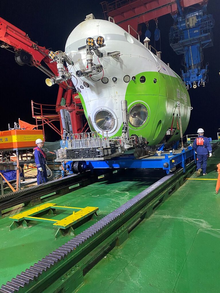 Das chinesische Tiefsee-U-Boot „Fendouzhe“ brachte die Forscher dorthin, wo kein Licht mehr ankommt: In fast 11.000 Metern Tiefe entdeckten sie auf Felswänden eine kaum bekannte Lebenswelt. © HOV Fendouzhe, IDSSE, China, via Wikimedia