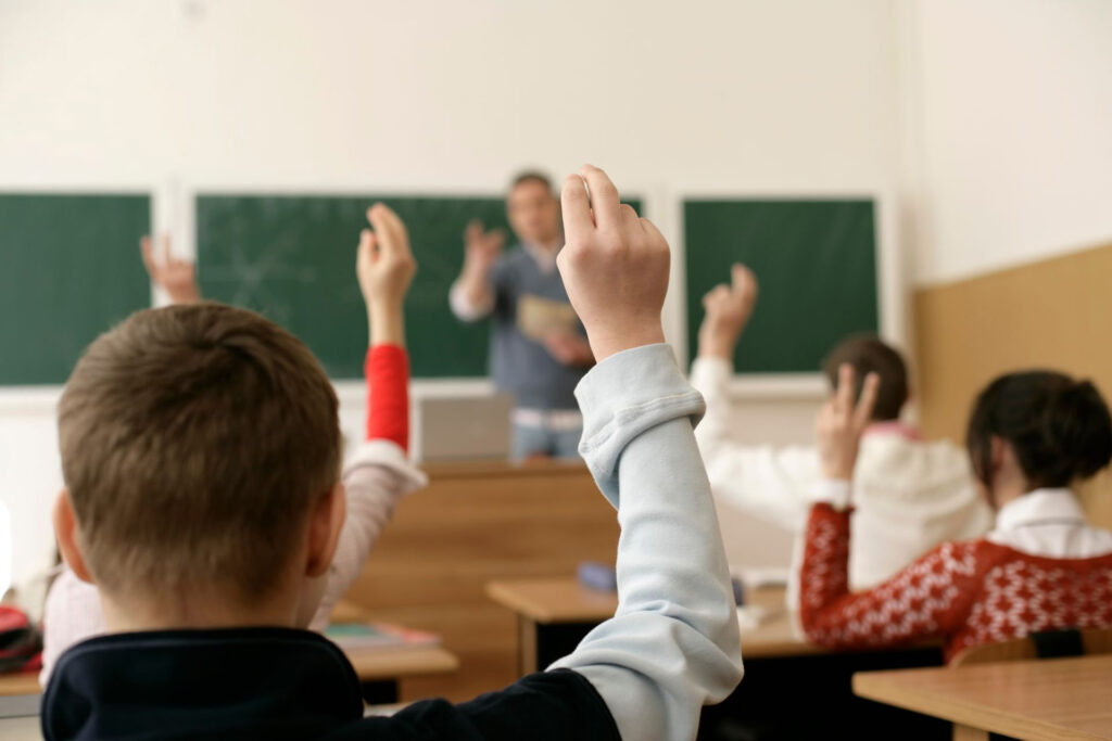 Lehrer vor Schulklasse