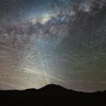 Satellitenspuren über der Atacamawüste: Innerhalb einer Stunde ziehen zahlreiche helle Bahnen über den Himmel, an dem einige der wichtigsten Teleskope der Welt nach fernen Galaxien, Planeten und Asteroiden suchen. © F. Kamphues/ESO/M. Kornmesser