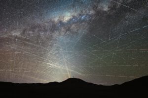 Satellitenspuren über der Atacamawüste: Innerhalb einer Stunde ziehen zahlreiche helle Bahnen über den Himmel, an dem einige der wichtigsten Teleskope der Welt nach fernen Galaxien, Planeten und Asteroiden suchen. © F. Kamphues/ESO/M. Kornmesser