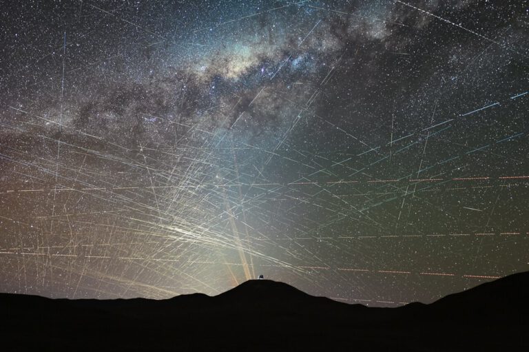 Satellitenspuren über der Atacamawüste: Innerhalb einer Stunde ziehen zahlreiche helle Bahnen über den Himmel, an dem einige der wichtigsten Teleskope der Welt nach fernen Galaxien, Planeten und Asteroiden suchen. © F. Kamphues/ESO/M. Kornmesser