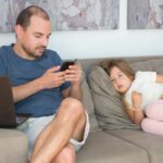 Wenn Eltern ständig aufs Smartphone schauen, kann bei Jugendlichen das Gefühl entstehen, gegen ein Gerät um Aufmerksamkeit zu konkurrieren. Eine neue Studie verbindet dieses Erleben mit unsicheren Bindungsmustern. © Pexels
