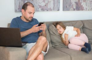 Wenn Eltern ständig aufs Smartphone schauen, kann bei Jugendlichen das Gefühl entstehen, gegen ein Gerät um Aufmerksamkeit zu konkurrieren. Eine neue Studie verbindet dieses Erleben mit unsicheren Bindungsmustern. © Pexels