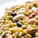 Bestimmte Lebensmittel könnten das Risiko für Bluthochdruck deutlich senken. Eine Studie nennt Linsen, Bohnen und Tofu.