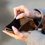Auch bei Vollzeitarbeit zum Mindestlohn bleibt das Geld oft knapp. Dennoch haben Beschäftigte laut einer neuen Studie im Durchschnitt 623 Euro mehr im Monat zur Verfügung als Menschen, die ausschließlich Grundsicherung beziehen. (Symbolbild) © Emil Kalibradov/Unsplash