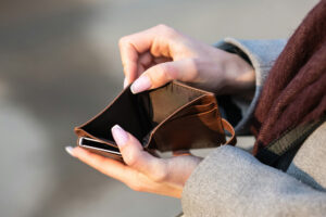 Auch bei Vollzeitarbeit zum Mindestlohn bleibt das Geld oft knapp. Dennoch haben Beschäftigte laut einer neuen Studie im Durchschnitt 623 Euro mehr im Monat zur Verfügung als Menschen, die ausschließlich Grundsicherung beziehen. (Symbolbild) © Emil Kalibradov/Unsplash