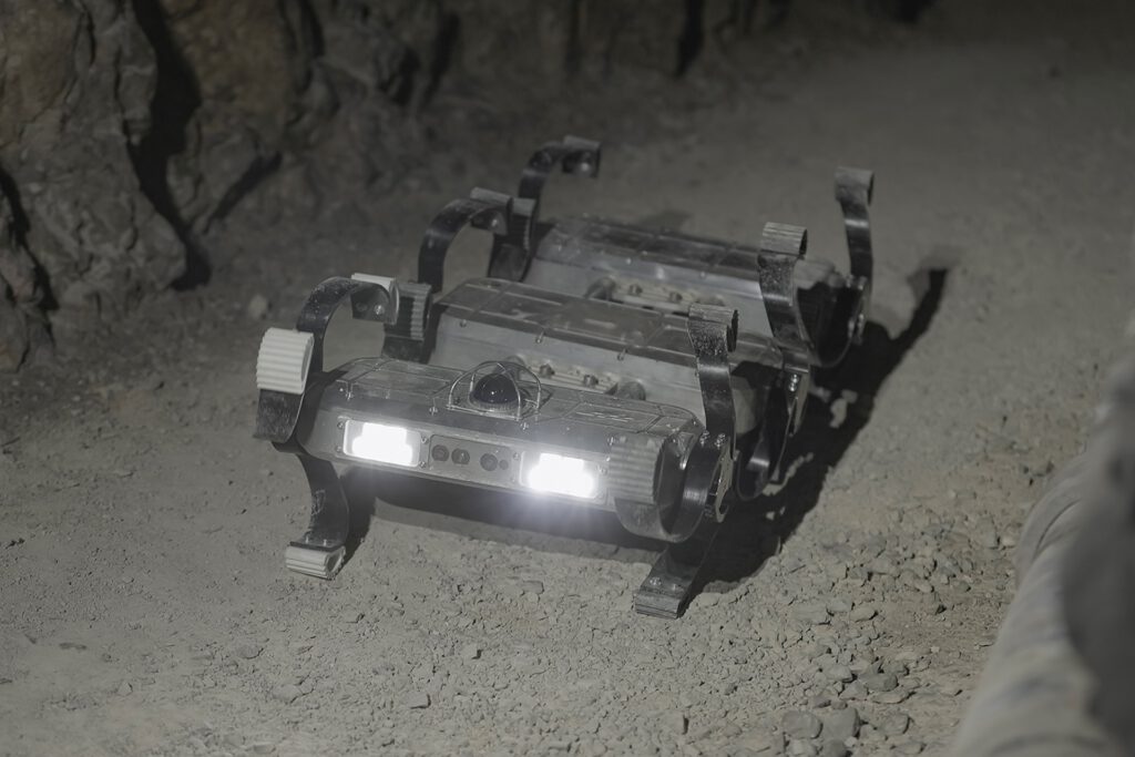 Der Mars-Roboter blieb selbst mehr als 250 Meter tief im Zugspitz-Tunnel per Funk erreichbar. Die Forscher testeten dort Kommunikation wie bei künftigen Höhlenmissionen auf dem Mars. © Erlend Hellerslien / DLR