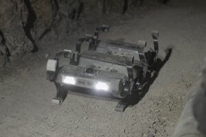 Der Mars-Roboter blieb selbst mehr als 250 Meter tief im Zugspitz-Tunnel per Funk erreichbar. Die Forscher testeten dort Kommunikation wie bei künftigen Höhlenmissionen auf dem Mars. © Erlend Hellerslien / DLR