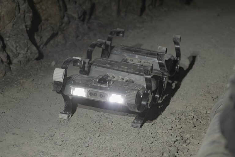 Der Mars-Roboter blieb selbst mehr als 250 Meter tief im Zugspitz-Tunnel per Funk erreichbar. Die Forscher testeten dort Kommunikation wie bei künftigen Höhlenmissionen auf dem Mars. © Erlend Hellerslien / DLR