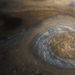 NASA-Sonde Juno fotografiert einen gigantischen Jupiter-Sturm: Der Wirbel NN-LRS-1 misst rund 6000 Kilometer.