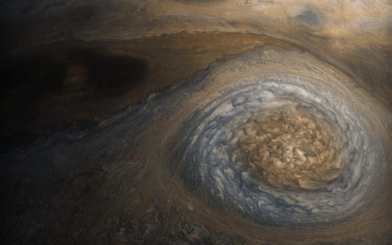 NASA-Sonde Juno fotografiert einen gigantischen Jupiter-Sturm: Der Wirbel NN-LRS-1 misst rund 6000 Kilometer.
