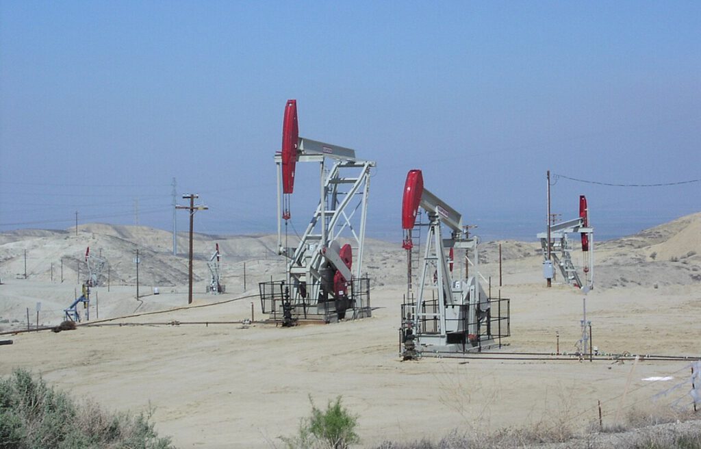 Aktive Ölpumpen im Elk-Hills-Ölfeld: Dort soll nun Kohlendioxid tief unter der Erde gespeichert werden. © Wikimedia