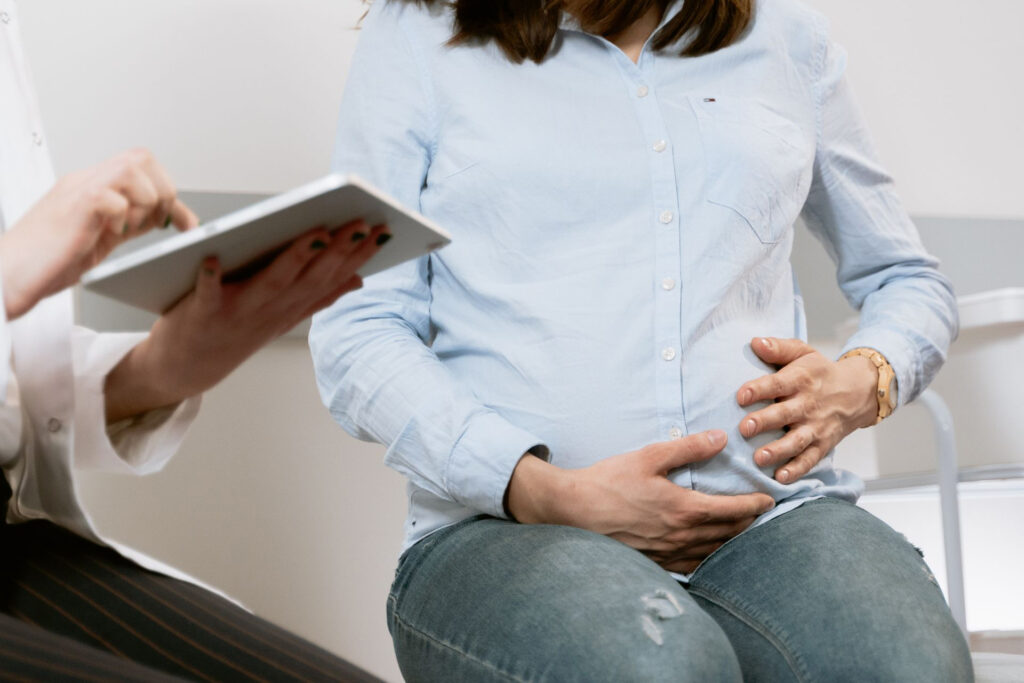 Finanzielle Sorgen, psychische Belastungen oder fehlende Unterstützung können werdende Eltern stark fordern. Babylotsen sollen früh erkennen, wo Hilfe gebraucht wird, und Familien gezielt und persönlich an passende Angebote vermitteln. © Pexels