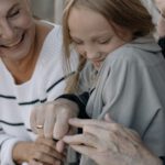 Die Beziehung von Großeltern und Enkel schafft eine Verbindung zwischen den Generationen. Eine neue Langzeitstudie legt nahe, dass die Geburt eines Enkelkindes die Klimasorgen der Großeltern im Durchschnitt dennoch kaum verändert. © Pexels
