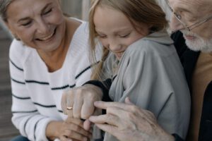 Die Beziehung von Großeltern und Enkel schafft eine Verbindung zwischen den Generationen. Eine neue Langzeitstudie legt nahe, dass die Geburt eines Enkelkindes die Klimasorgen der Großeltern im Durchschnitt dennoch kaum verändert. © Pexels