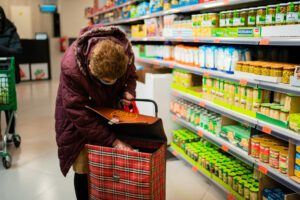 Schon ein Prozentpunkt mehr kann spürbare Folgen haben: Laut Berechnungen träfe eine höhere Mehrwertsteuer Haushalte mit knappen Budgets besonders stark. © Unsplash