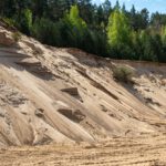 Regen spült fruchtbare Erde von den Feldern und hinterlässt tiefe Rinnen. Menschliche Eingriffe verstärken die Bodenerosion in Europa seit Jahrtausenden erheblich.