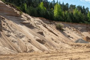 Regen spült fruchtbare Erde von den Feldern und hinterlässt tiefe Rinnen. Menschliche Eingriffe verstärken die Bodenerosion in Europa seit Jahrtausenden erheblich.