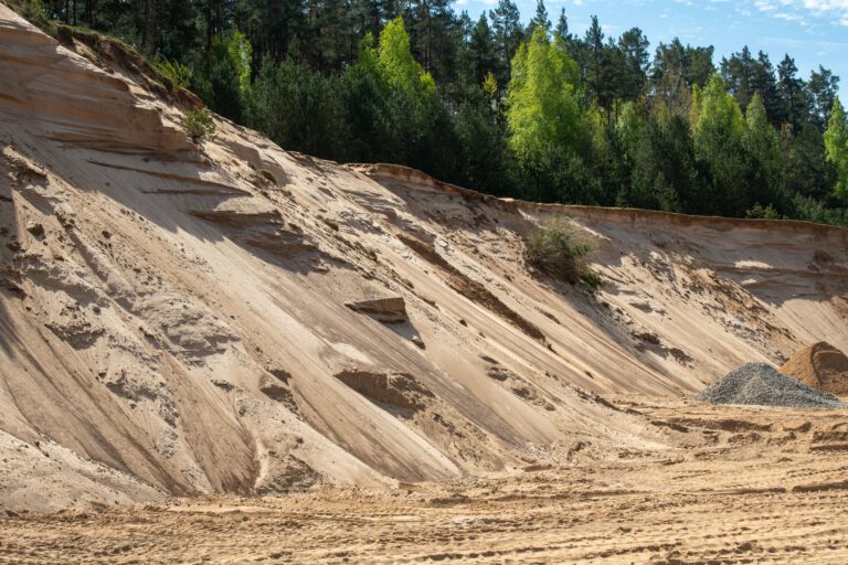Regen spült fruchtbare Erde von den Feldern und hinterlässt tiefe Rinnen. Menschliche Eingriffe verstärken die Bodenerosion in Europa seit Jahrtausenden erheblich.