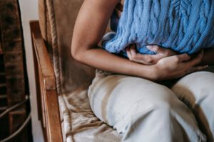 Bauchschmerzen und Reizdarm treten bei Menschen mit ADHS auffällig häufig auf.