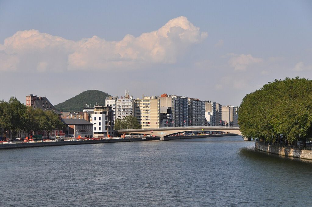 Die Maas prägt das Stadtbild von Lüttich. In dem Fluss untersuchten Wissenschaftler, wie viel Methan Bakterien abbauen, bevor es in die Atmosphäre gelangt. © Wikimedia
