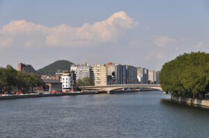 Die Maas prägt das Stadtbild von Lüttich. In dem Fluss untersuchten Wissenschaftler, wie viel Methan Bakterien abbauen, bevor es in die Atmosphäre gelangt. © Wikimedia