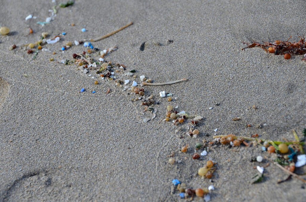 Aus Plastikmüll am Strand werden mit der Zeit winzige Partikel. Gelangen sie in die Luft, können sie Sonnenlicht aufnehmen – und damit auch das Klima beeinflussen.