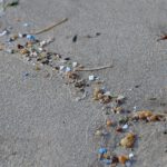 Aus Plastikmüll am Strand werden mit der Zeit winzige Partikel. Gelangen sie in die Luft, können sie Sonnenlicht aufnehmen – und damit auch das Klima beeinflussen.