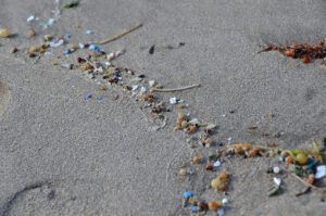 Aus Plastikmüll am Strand werden mit der Zeit winzige Partikel. Gelangen sie in die Luft, können sie Sonnenlicht aufnehmen – und damit auch das Klima beeinflussen.