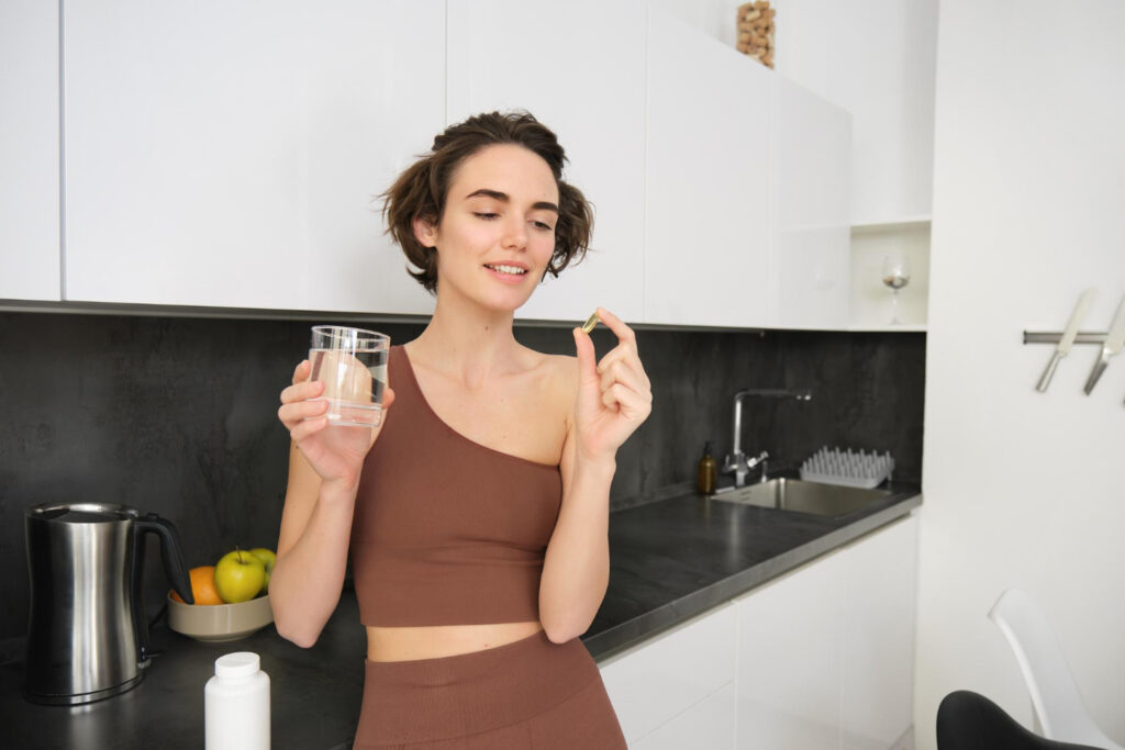Frau nimmt Vitamin D