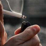 Wer mit dem Rauchen aufhören will, braucht mehr als Willenskraft. Eine Studie zeigt, wie stark das Umfeld den Erfolg beeinflusst.