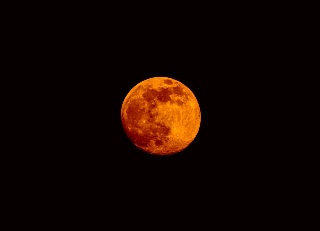 Während der Mondfinsternis am 28. August 2026 taucht der Mond fast vollständig in den Kernschatten der Erde ein. Im Westen Deutschlands könnte der verdunkelte Teil dabei sogar schwach kupferrot leuchten. © Pexels