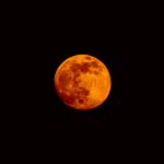 Während der Mondfinsternis am 28. August 2026 taucht der Mond fast vollständig in den Kernschatten der Erde ein. Im Westen Deutschlands könnte der verdunkelte Teil dabei sogar schwach kupferrot leuchten. © Pexels