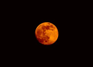 Während der Mondfinsternis am 28. August 2026 taucht der Mond fast vollständig in den Kernschatten der Erde ein. Im Westen Deutschlands könnte der verdunkelte Teil dabei sogar schwach kupferrot leuchten. © Pexels