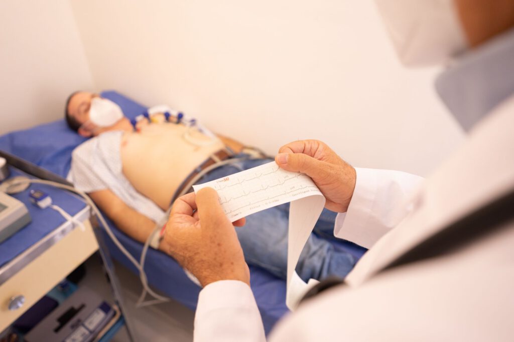 Ein EKG prüft die Herzfunktion: Unter Tirzepatid traten bei Menschen mit Typ-2-Diabetes und bestehender Herz-Kreislauf-Erkrankung deutlich weniger schwere Herzereignisse auf. © Pexels