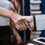 Zwei Menschen schütteln sich die Hand