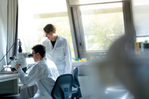 Alessandro Venturino und Sandra Siegert untersuchen am ISTA, warum weibliche Gehirne nach einer Ketamin-Narkose anders reagieren könnten als männliche. © ISTA