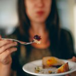 Nach verdorbenem Essen meidet der Körper oft gezielt die belastete Nahrungsquelle – Forschende zeigen, wie dieses Vermeidungslernen im Körper entsteht. © Unsplash