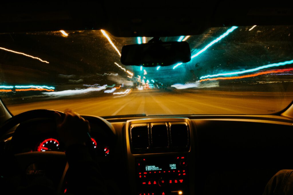 Beim Autofahren in der Dämmerung oder bei Nacht kann sich die seltene Netzhauterkrankung bemerkbar machen: Die Sehschärfe bleibt normal, während die Anpassung an Dunkelheit bereits gestört ist. © Unsplash