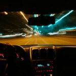 Beim Autofahren in der Dämmerung oder bei Nacht kann sich die seltene Netzhauterkrankung bemerkbar machen: Die Sehschärfe bleibt normal, während die Anpassung an Dunkelheit bereits gestört ist. © Unsplash