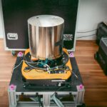 Der Quantensensor misst kleinste Unterschiede der Erdanziehung und gleicht sie mit Schwerkraftkarten ab – so kann ein Schiff seine Position ohne GPS bestimmen. © Q-CTRL