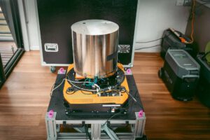 Der Quantensensor misst kleinste Unterschiede der Erdanziehung und gleicht sie mit Schwerkraftkarten ab – so kann ein Schiff seine Position ohne GPS bestimmen. © Q-CTRL