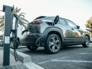 Eine neue Anode soll Lithium-Ionen besser durch die Elektrode leiten. Koreanische Forscher wollen damit E-Auto-Batterien ermöglichen, die schneller laden und mehr Reichweite schaffen.