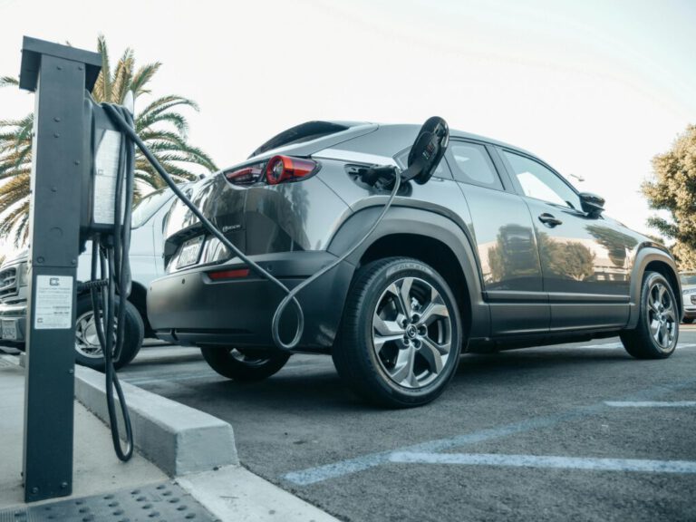 Eine neue Anode soll Lithium-Ionen besser durch die Elektrode leiten. Koreanische Forscher wollen damit E-Auto-Batterien ermöglichen, die schneller laden und mehr Reichweite schaffen.