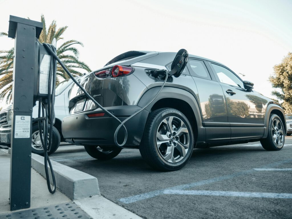 Eine neue Anode soll Lithium-Ionen besser durch die Elektrode leiten. Koreanische Forscher wollen damit E-Auto-Batterien ermöglichen, die schneller laden und mehr Reichweite schaffen.