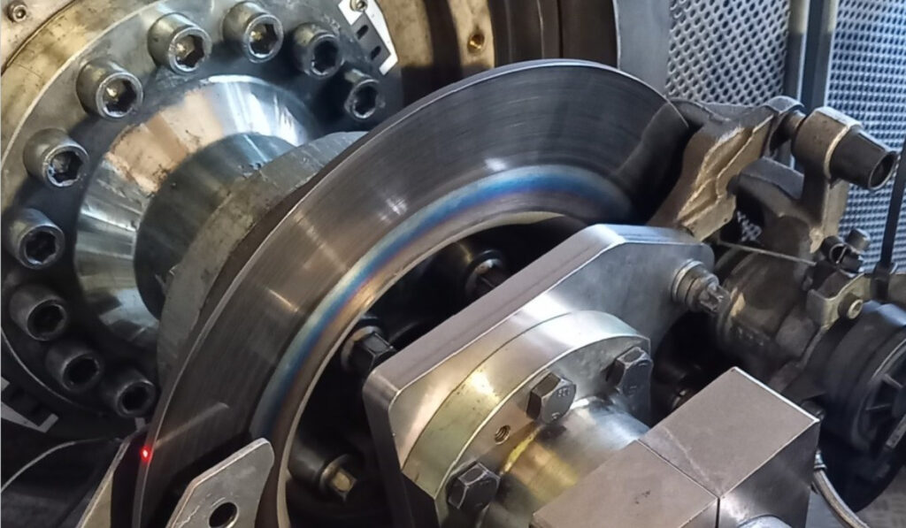 Neue Edelstahl-Bremsscheiben senken Bremsstaub um über 85 Prozent und sollen bis zu 300.000 Kilometer halten.