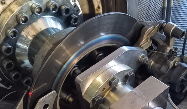 Neue Edelstahl-Bremsscheiben senken Bremsstaub um über 85 Prozent und sollen bis zu 300.000 Kilometer halten.